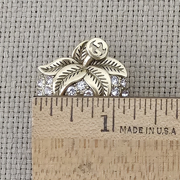 GG Strawberry Brooch 🍓 - Picture 13 of 14